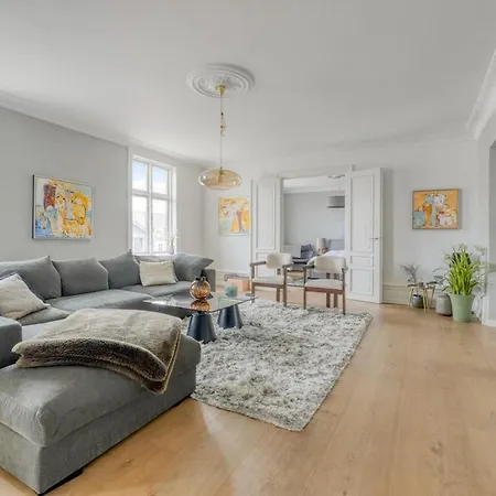 Stylish & Spacious In Cph 코펜하겐