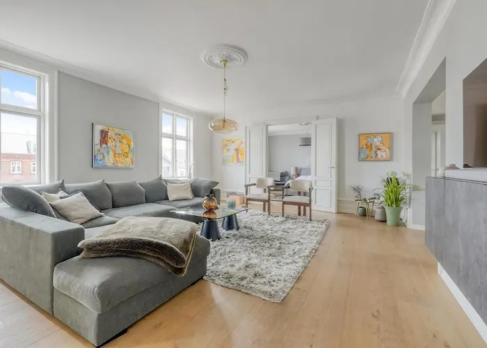 Stylish & Spacious In Cph 코펜하겐